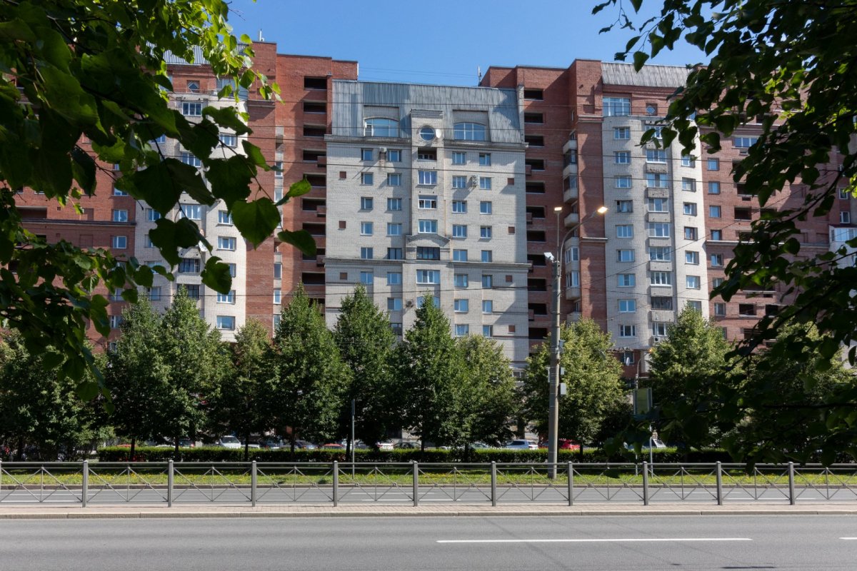 Продажа 3-комнатной квартиры, Санкт-Петербург, Комендантский просп.,  д 25